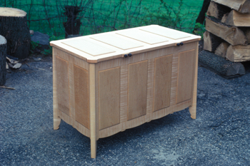  curly-sugar-maple-lidded-chest_thumb